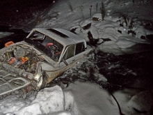 В Березовском сотрудники полиции вытащили из реки замерзающего водителя